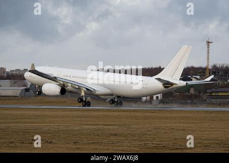 SmartLynx Malta Airbus A330-343 atterra sulla pista dell'aeroporto di Leopoli Foto Stock