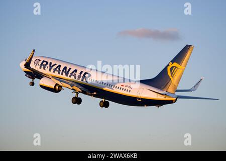 Il Boeing 737-800 della compagnia aerea low-cost irlandese Ryanair decolla da Leopoli durante l'ora d'oro Foto Stock