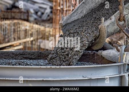 il calcestruzzo di una betoniera viene versato in un cantiere Foto Stock