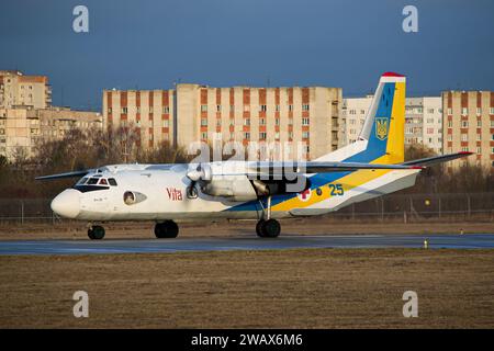 Ucraina forze Armate Antonov An-26 vita velivolo di salvataggio che gira sulla pista per il decollo da Leopoli Foto Stock