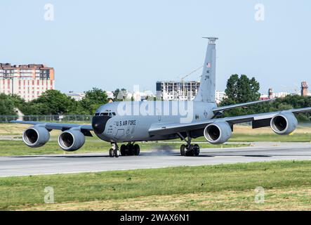 Boeing KC-135 Stratotanker dell'aeronautica STATUNITENSE atterra a Leopoli dopo un volo di addestramento Foto Stock
