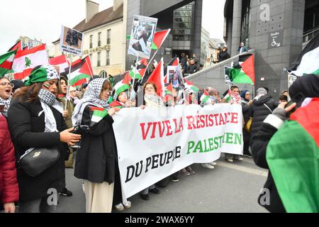 Parigi, Francia. 7 gennaio 2024. Manifestazione per il cessate il fuoco a Gaza e a sostegno dei palestinesi a Parigi, in Francia, il 6 gennaio 2023. Foto di Karim Ait Adjedjou/ABACAPRESS.COM credito: Abaca Press/Alamy Live News Foto Stock