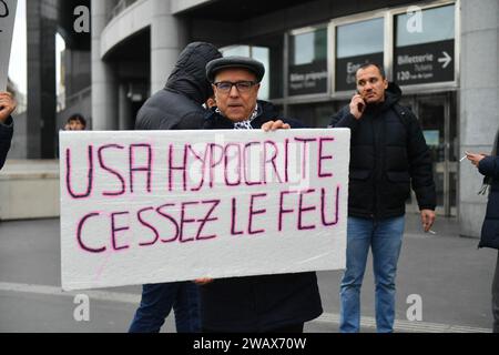 Parigi, Francia. 7 gennaio 2024. Manifestazione per il cessate il fuoco a Gaza e a sostegno dei palestinesi a Parigi, in Francia, il 6 gennaio 2023. Foto di Karim Ait Adjedjou/ABACAPRESS.COM credito: Abaca Press/Alamy Live News Foto Stock