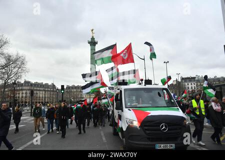 Parigi, Francia. 7 gennaio 2024. Manifestazione per il cessate il fuoco a Gaza e a sostegno dei palestinesi a Parigi, in Francia, il 6 gennaio 2023. Foto di Karim Ait Adjedjou/ABACAPRESS.COM credito: Abaca Press/Alamy Live News Foto Stock