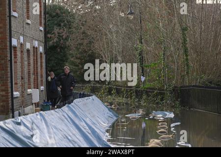 Barriere di inondazione che proteggono una fila di case terrazzate West Street, Oxford, Oxfordshire, Regno Unito. 6 gennaio 2024 Foto Stock