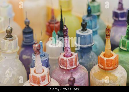 Bottiglie con diversi colori di fluidi, ortodonzia Foto Stock