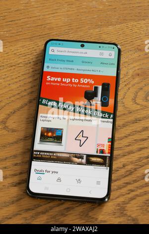 Settimana del Black Friday - evento di vendita di fine novembre - con banner pubblicitario e pagina di grande risparmio dall'app di shopping Amazon sullo schermo di uno smartphone, Regno Unito Foto Stock