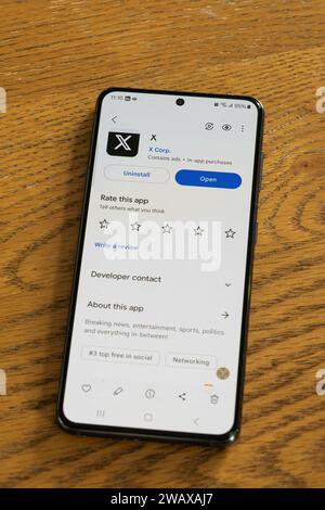 La pagina di installazione di X App (precedentemente twitter) su uno schermo dello smartphone di American Company X Corp, Regno Unito. Tema: Social network, social network Foto Stock