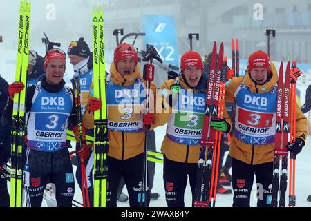 Oberhof, Deutschland. 7 gennaio 2024. Team Deutschland v.li. mit Roman Rees (SV Schauinsland/GER), Benedikt Doll (SZ Breitnau/GER), Philipp Nawrath (SK Nesselwang), Philipp Horn (Eintracht Frankenhain) bejubelt einen starken zweiten Platz beim IBU Biathlon Weltcup Oberhof Staffel 4 x 7, 5 km Herren Credit: dpa Live News/Alamy Foto Stock