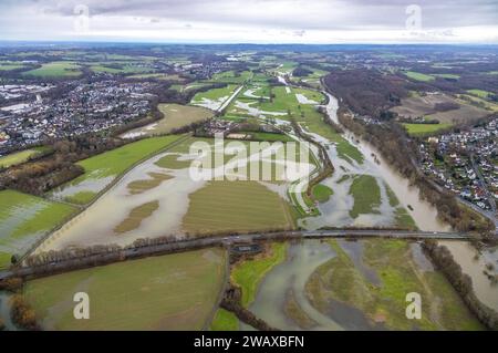 Luftbild, Ruhrhochwasser, Weihnachtshochwasser 2023, Fluss Ruhr tritt nach starken Regenfällen über die Ufer, Überschwemmungsgebiet an der Bethunestraße mit Wiesen und Bäume im Wasser, Gut Ruhrfeld, Schwerte, Ruhrgebiet, Nordrhein-Westfalen, Deutschland ACHTUNGxMINDESTHONORARx60xEURO *** Vista aerea, alluvione della Ruhr, alluvione di Natale 2023, il fiume della Ruhr trabocca le sue rive dopo forti piogge, zona allagata su Bethunestraße con prati e alberi in acqua, tenuta di Ruhrfeld, Schwerte, zona della Ruhr, Renania settentrionale-Vestfalia, Germania ATTENTIONxMINDESTHONORARx60xEURO Foto Stock