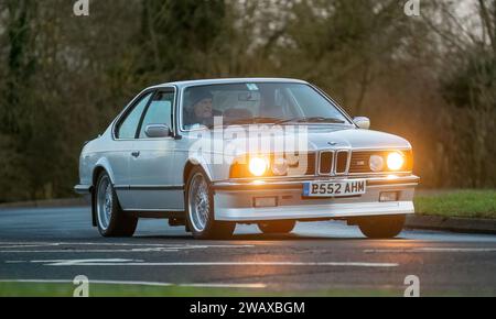 Stony Stratford, Regno Unito 1 gennaio 2024,1985 auto BMW serie 6 M635 argento che arriva a Stony Stratford per l'evento annuale New Y Day sui veicoli d'epoca e classici Foto Stock