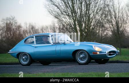 Stony Stratford, Regno Unito, 1 gennaio 2024. Jaguar di tipo e blu del 1967 in arrivo a Stony Stratford per l'annuale festa dei veicoli d'epoca e d'epoca del giorno di Capodanno Foto Stock