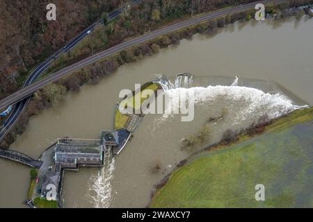 Luftbild, Ruhrhochwasser, Weihnachtshochwasser 2023, Fluss Ruhr tritt nach starken Regenfällen über die Ufer, Überschwemmungsgebiet am Laufwasserkraftwerk Hohenstein, Bäume im Wasser, Witten, Ruhrgebiet, Nordrhein-Westfalen, Deutschland ACHTUNGxMINDESTHONORARx60xEURO *** foto aerea, alluvione della Ruhr, alluvione di Natale 2023, il fiume della Ruhr trabocca le sue rive dopo forti piogge, area allagata presso la centrale elettrica di Hohenstein, alberi in acqua, Witten, area della Ruhr, Renania settentrionale-Vestfalia, Germania ATTENTIONxMINDESTHONORARx60xEURO Foto Stock