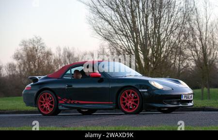 Stony Stratford, Regno Unito, 1 gennaio 2024. 1999 auto Porsche Boxster in arrivo a Stony Stratford per l'annuale festival di veicoli d'epoca e d'epoca del giorno di Capodanno Foto Stock