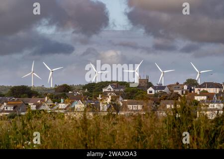 Moderne turbine eoliche interne (parco eolico) in Cornovaglia, Inghilterra, che generano energia rinnovabile Foto Stock