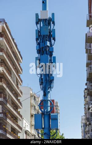 Antenne per telefoni cellulari dipinte di blu in una città. Foto Stock