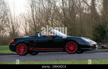 Stony Stratford, Regno Unito, 1 gennaio 2024. 1999 auto Porsche Boxster in arrivo a Stony Stratford per l'annuale festival di veicoli d'epoca e d'epoca del giorno di Capodanno Foto Stock