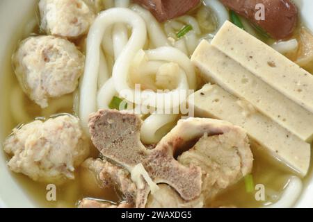 Spaghetti di riso vietnamiti o Pho con salsiccia a fette e tritare il sangue di coppia di maiale nella zuppa su ciotola Foto Stock