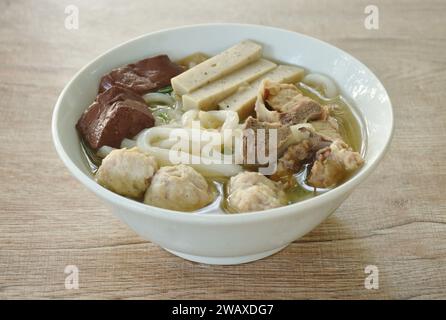 Spaghetti di riso vietnamiti o Pho con salsiccia a fette e tritare il sangue di coppia di maiale nella zuppa su ciotola Foto Stock