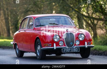 Stony Stratford, Regno Unito, 1 gennaio 2024. 1966 auto rossa Jaguar S-Type da 3,8 litri in arrivo a Stony Stratford per l'annuale Capodanno con auto d'epoca e classica Foto Stock