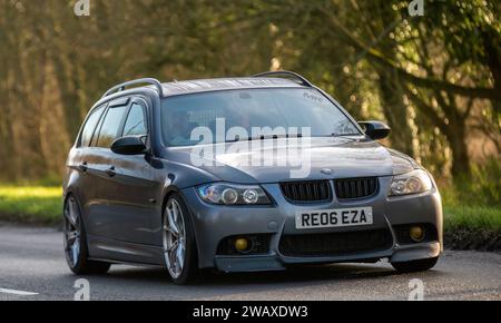 Stony Stratford, Regno Unito, 1 gennaio 2024. BMW 3 serie 320D diesel station wagon 2006 in arrivo a Stony Stratford per l'annuale Capodanno vintage e classico Foto Stock