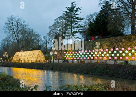 Le luci natalizie si illuminano lungo il fiume Medway a Tonbridge, Kent, Regno Unito Foto Stock