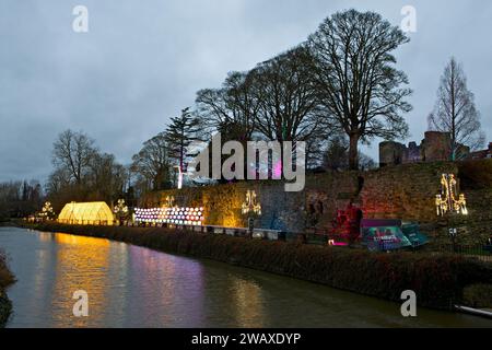 Le luci natalizie si illuminano lungo il fiume Medway a Tonbridge, Kent, Regno Unito Foto Stock