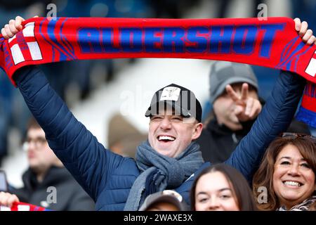 Strictly come Dancing, il ballerino professionista Kai Widdrington, regge una sciarpa Aldershot Town davanti alla partita del terzo turno della Emirates fa Cup agli Hawthorns, West Bromwich. Data foto: Domenica 7 gennaio 2024. Foto Stock