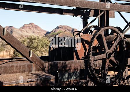 Ruote dentate rugginite di una vecchia macchina trebbiante nel deserto di Betta in Namibia. Foto Stock