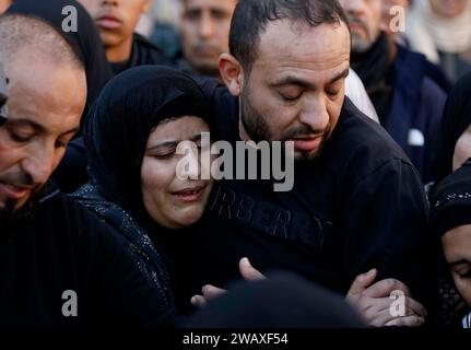 Jenin. 7 gennaio 2024. La gente partecipa al funerale di una vittima nella città di Jenin, in Cisgiordania, il 7 gennaio 2024. Sette palestinesi sono stati uccisi domenica mattina da un drone israeliano nella Cisgiordania occupata, mentre un agente di polizia israeliano è stato ucciso quando il suo veicolo ha colpito una bomba a bordo strada, hanno dichiarato fonti israeliane e palestinesi domenica. Il Ministero della salute palestinese ha dichiarato in una dichiarazione che le sette vittime erano civili, tra cui quattro fratelli del villaggio di Muthalath ash-Shuhada, nella zona di Jenin, nella Cisgiordania settentrionale. Credito: Ayman Nobani/Xinhua/Alamy Live News Foto Stock