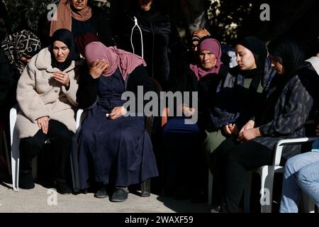 Jenin. 7 gennaio 2024. La gente partecipa al funerale di una vittima nella città di Jenin, in Cisgiordania, il 7 gennaio 2024. Sette palestinesi sono stati uccisi domenica mattina da un drone israeliano nella Cisgiordania occupata, mentre un agente di polizia israeliano è stato ucciso quando il suo veicolo ha colpito una bomba a bordo strada, hanno dichiarato fonti israeliane e palestinesi domenica. Il Ministero della salute palestinese ha dichiarato in una dichiarazione che le sette vittime erano civili, tra cui quattro fratelli del villaggio di Muthalath ash-Shuhada, nella zona di Jenin, nella Cisgiordania settentrionale. Credito: Ayman Nobani/Xinhua/Alamy Live News Foto Stock