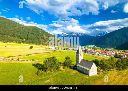 Idilliaco villaggio alpino di Burgeis vista aerea, Trentino alto Adige Foto Stock