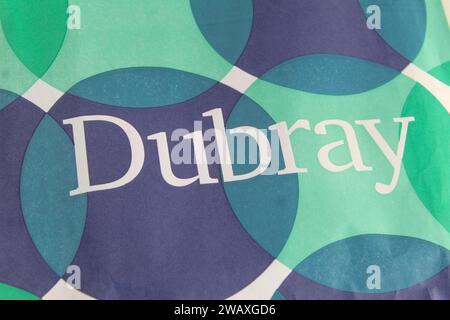 Dublino, Irlanda - 3 gennaio 2024: Una foto ravvicinata del logo di un negozio di libri Dubray su un sacchetto di plastica per libri. Foto Stock