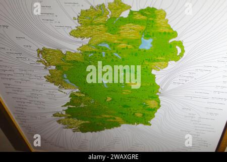 Dublino, Irlanda - 3 gennaio 2024: Una foto della mappa dell'Irlanda incorniciata sul muro. Foto Stock