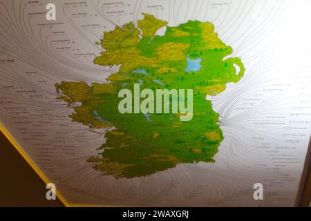 Dublino, Irlanda - 3 gennaio 2024: Una foto della mappa dell'Irlanda incorniciata sul muro. Foto Stock