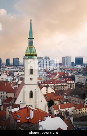 St Martin's Cathedral a Bratislava, capitale della Slovacchia, Europa. Edificio famoso nella città vecchia. Foto Stock