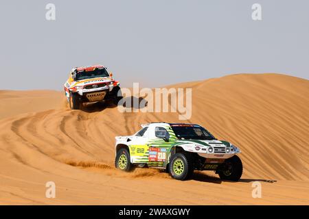 235 PUJOL Isidre Esteve (spa), VILLALOBOS VALCARCEL José Maria (spa), Repsol Toyota Rally Team, Toyota Hilux Overdrive, FIA Ultimate, 218 HAN Wei (chn), ma li (chn), Hanwei Motorsport Team, Red-Lined HW2024, FIA Ultimate, azione durante la seconda fase della Dakar 2024 del 7 gennaio 2024 tra al Henakiyah e al Duwadimi, Arabia Saudita - foto Frédéric le Floc'h/DPPI Credit: DPPI Media/Alamy Live News Foto Stock