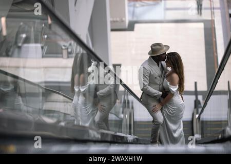 Matrimonio internazionale. Il bellissimo sposo dalla pelle scura in un abito bianco Foto Stock