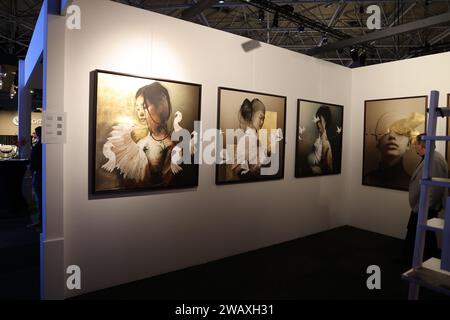 Stand delle opere di Chris Luka, esposte al Masters Expo 2023 di Amsterdam RAI, Paesi Bassi; disegni e dipinti con foglia d'oro, carbone, ecc. Foto Stock