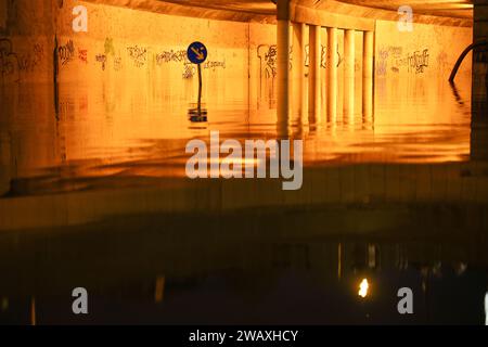 Budapest, Ungheria - 29 dicembre 2023: Tonel allagato sotto il ponte delle catene. Foto Stock