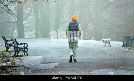 Glasgow, Scozia, Regno Unito. 7 gennaio 2024. Tempo nel Regno Unito: Una notte gelida con cielo limpido ha visto una nebbiosa giornata fredda per la gente del posto nel parco kelvingrove, nell'estremità occidentale della città. Credit Gerard Ferry/Alamy Live News Foto Stock