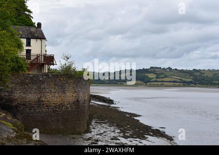 Dylan Thomas Boat House si affaccia sull'estuario di Laugharne, Carmarthenshire, Galles Foto Stock