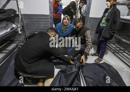 Khan Yunis, territori palestinesi. 7 gennaio 2024. I palestinesi piangono i loro parenti che sono stati uccisi durante un attacco aereo israeliano, all'ospedale europeo. Crediti: Abed Rahim Khatib/dpa/Alamy Live News Foto Stock