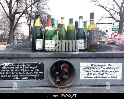 Freiburg Themenbild - Glascontainer, Glasrecycling, Recycling, Mülltrennung, Glassammelstelle, Altglas, überfüllter Flaschencontainer, Verpackungsglas Themenbild - Glascontainer, Glasrecycling, Recycling, Mülltrennung, Glassammelstelle, Altglas, überfüllter Flaschencontainer, Verpackungsglas Ein überfüllter Glascontainer mit verschiedenen Glasflaschen, Sektflaschen, Saftflaschen, Weinflaschen, Bierflaschen, Grünglas, Weißglas, Braunglas. Altglas ist Verpackungsglas, das zum Zweck der Wiederverwertung gesammelt wird. Dazu werden die gebrauchten Glasflaschen und Konservengläser in bereitgestellt Foto Stock