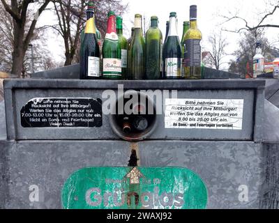 Freiburg Themenbild - Glascontainer, Glasrecycling, Recycling, Mülltrennung, Glassammelstelle, Altglas, überfüllter Flaschencontainer, Verpackungsglas Themenbild - Glascontainer, Glasrecycling, Recycling, Mülltrennung, Glassammelstelle, Altglas, überfüllter Flaschencontainer, Verpackungsglas Ein überfüllter Glascontainer mit verschiedenen Glasflaschen, Sektflaschen, Saftflaschen, Weinflaschen, Bierflaschen, Grünglas, Weißglas, Braunglas. Altglas ist Verpackungsglas, das zum Zweck der Wiederverwertung gesammelt wird. Dazu werden die gebrauchten Glasflaschen und Konservengläser in bereitgestellt Foto Stock