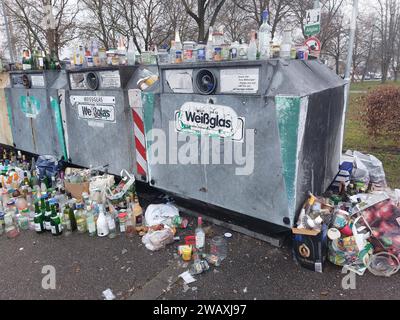 Freiburg Themenbild - Glascontainer, Glasrecycling, Recycling, Mülltrennung, Glassammelstelle, Altglas, überfüllter Flaschencontainer, Verpackungsglas Themenbild - Glascontainer, Glasrecycling, Recycling, Mülltrennung, Glassammelstelle, Altglas, überfüllter Flaschencontainer, Verpackungsglas Ein überfüllter Glascontainer mit verschiedenen Glasflaschen, Sektflaschen, Saftflaschen, Weinflaschen, Bierflaschen, Grünglas, Weißglas, Braunglas. Altglas ist Verpackungsglas, das zum Zweck der Wiederverwertung gesammelt wird. Dazu werden die gebrauchten Glasflaschen und Konservengläser in bereitgestellt Foto Stock