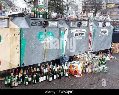 Freiburg Themenbild - Glascontainer, Glasrecycling, Recycling, Mülltrennung, Glassammelstelle, Altglas, überfüllter Flaschencontainer, Verpackungsglas Themenbild - Glascontainer, Glasrecycling, Recycling, Mülltrennung, Glassammelstelle, Altglas, überfüllter Flaschencontainer, Verpackungsglas Ein überfüllter Glascontainer mit verschiedenen Glasflaschen, Sektflaschen, Saftflaschen, Weinflaschen, Bierflaschen, Grünglas, Weißglas, Braunglas. Altglas ist Verpackungsglas, das zum Zweck der Wiederverwertung gesammelt wird. Dazu werden die gebrauchten Glasflaschen und Konservengläser in bereitgestellt Foto Stock