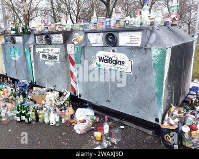 Freiburg Themenbild - Glascontainer, Glasrecycling, Recycling, Mülltrennung, Glassammelstelle, Altglas, überfüllter Flaschencontainer, Verpackungsglas Themenbild - Glascontainer, Glasrecycling, Recycling, Mülltrennung, Glassammelstelle, Altglas, überfüllter Flaschencontainer, Verpackungsglas Ein überfüllter Glascontainer mit verschiedenen Glasflaschen, Sektflaschen, Saftflaschen, Weinflaschen, Bierflaschen, Grünglas, Weißglas, Braunglas. Altglas ist Verpackungsglas, das zum Zweck der Wiederverwertung gesammelt wird. Dazu werden die gebrauchten Glasflaschen und Konservengläser in bereitgestellt Foto Stock