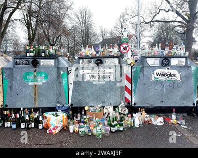 Freiburg Themenbild - Glascontainer, Glasrecycling, Recycling, Mülltrennung, Glassammelstelle, Altglas, überfüllter Flaschencontainer, Verpackungsglas Themenbild - Glascontainer, Glasrecycling, Recycling, Mülltrennung, Glassammelstelle, Altglas, überfüllter Flaschencontainer, Verpackungsglas Ein überfüllter Glascontainer mit verschiedenen Glasflaschen, Sektflaschen, Saftflaschen, Weinflaschen, Bierflaschen, Grünglas, Weißglas, Braunglas. Altglas ist Verpackungsglas, das zum Zweck der Wiederverwertung gesammelt wird. Dazu werden die gebrauchten Glasflaschen und Konservengläser in bereitgestellt Foto Stock