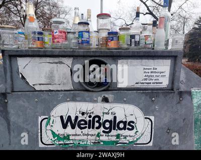 Freiburg Themenbild - Glascontainer, Glasrecycling, Recycling, Mülltrennung, Glassammelstelle, Altglas, überfüllter Flaschencontainer, Verpackungsglas Themenbild - Glascontainer, Glasrecycling, Recycling, Mülltrennung, Glassammelstelle, Altglas, überfüllter Flaschencontainer, Verpackungsglas Ein überfüllter Glascontainer mit verschiedenen Glasflaschen, Sektflaschen, Saftflaschen, Weinflaschen, Bierflaschen, Grünglas, Weißglas, Braunglas. Altglas ist Verpackungsglas, das zum Zweck der Wiederverwertung gesammelt wird. Dazu werden die gebrauchten Glasflaschen und Konservengläser in bereitgestellt Foto Stock